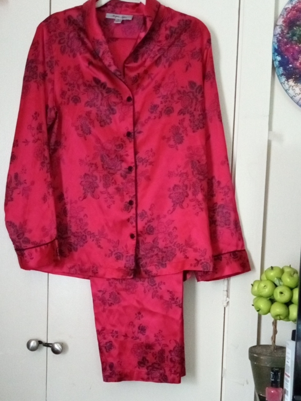 Morgan Taylor Scarlet Floral Satin Like Pajama Set Small